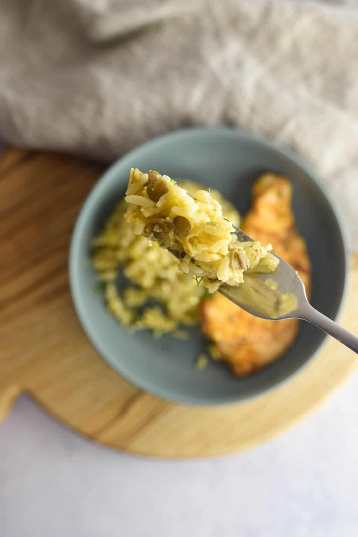 Fork showing moro de lentejas while hovering over the dish.