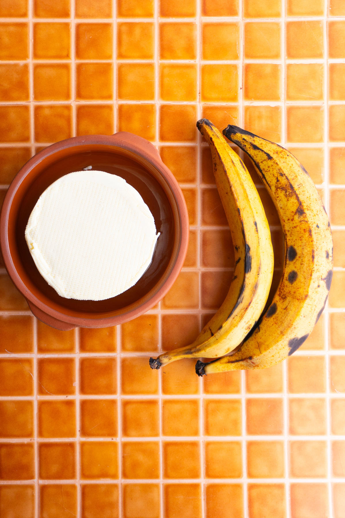 Ingredients needed to make baked plantains with cheese.